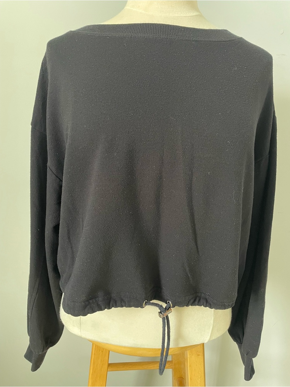 iris Black Cropped Drawstring Hem Long-Sleeve Sweatshirt pull-over